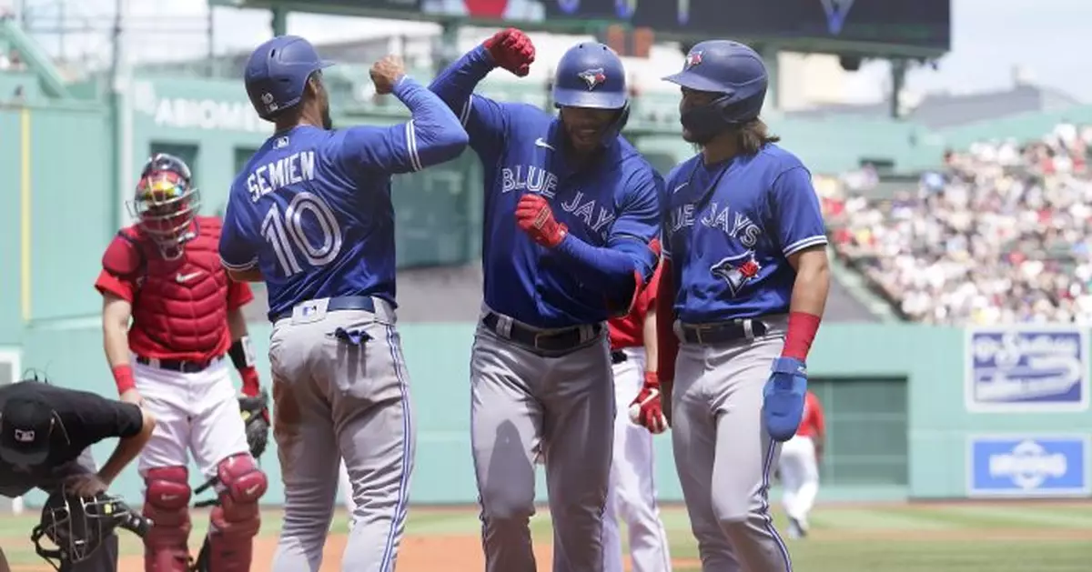 Hernández hits 2 of Jays&#039; 8 HRs in 18-4 rout of Red Sox