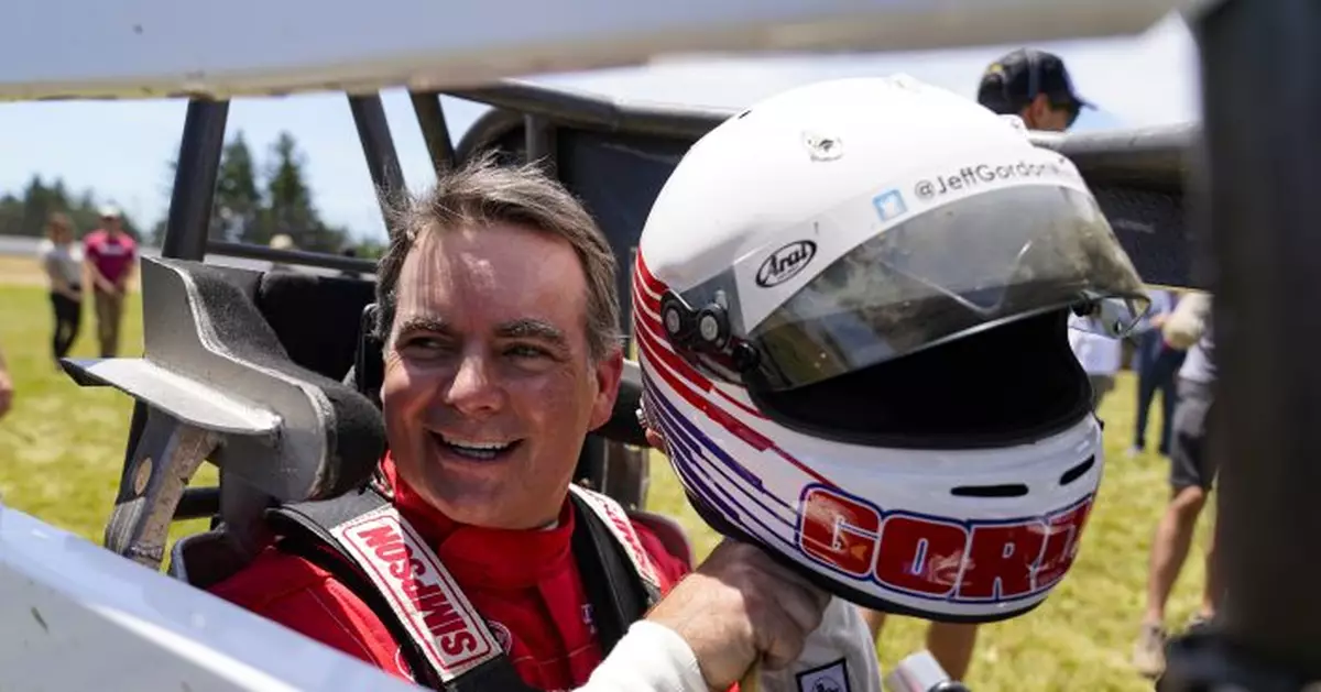 Gordon returns to racing roots by promoting Indy&#039;s dirt race