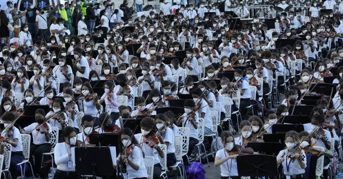 Venezuelan musicians set world&#039;s largest orchestra record