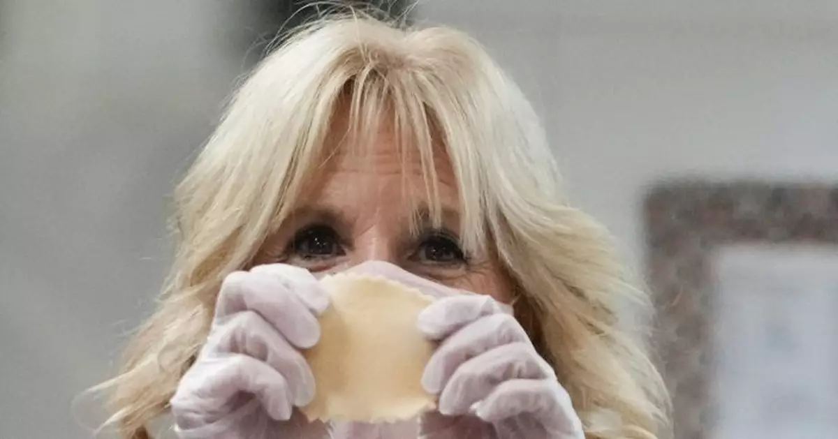 Jill Biden dons apron and gloves, helps students make pasta