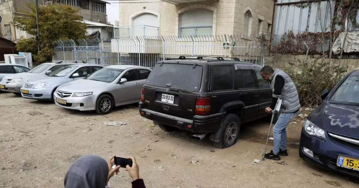 Palestinians from Jerusalem say settlers slashed car tires