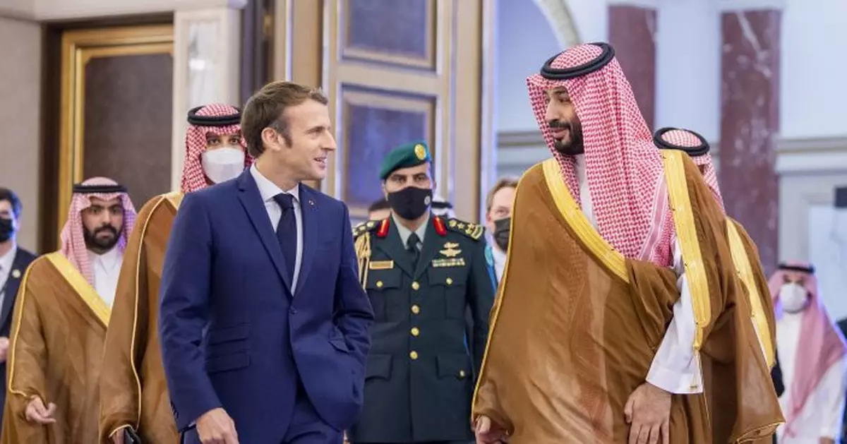 France&#039;s Macron meets Saudi crown prince in final Gulf stop