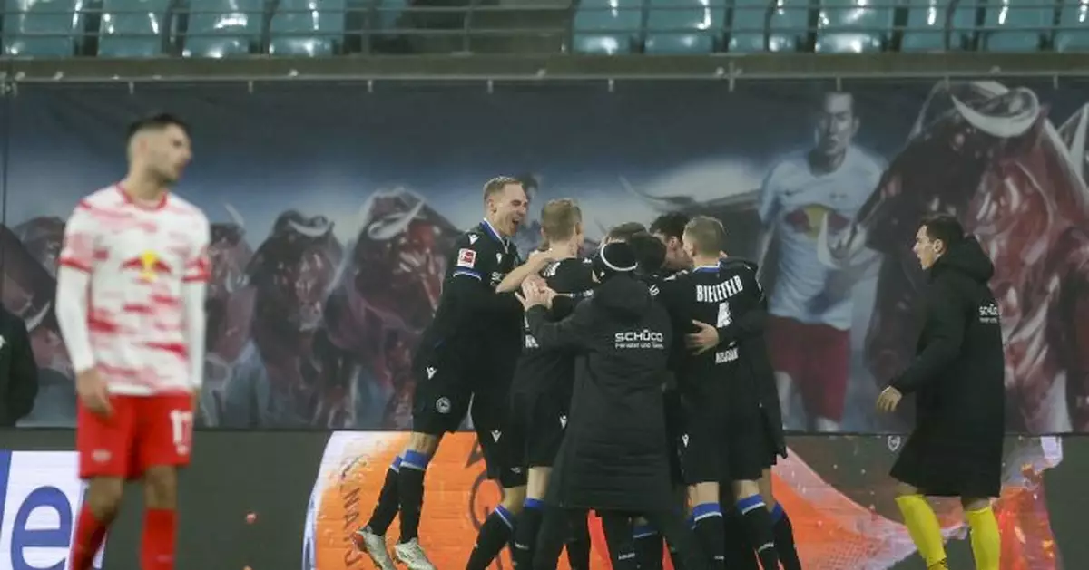 Leipzig slumps to loss at home, Gladbach gives win away