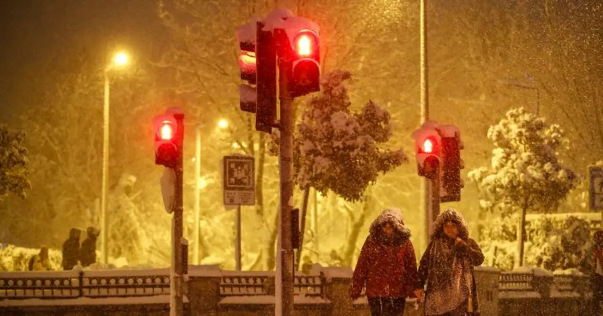 Thousands stranded as snow causes havoc in Istanbul