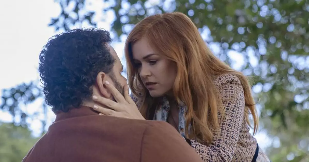 Love bites in &#039;Wolf Like Me&#039; with Isla Fisher and Josh Gad