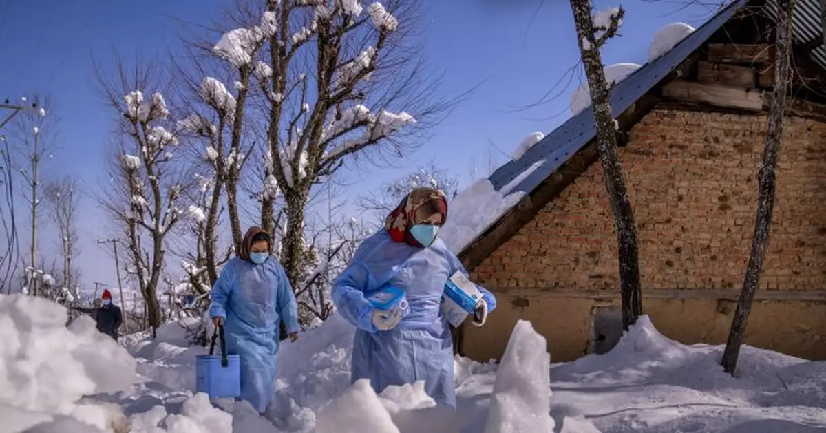 AP Photos: Vaccine workers trek in Kashmir&#039;s snowy mountains