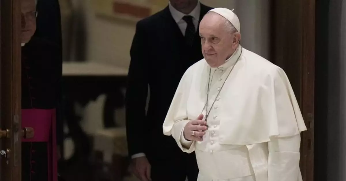 Pope&#039;s right knee ligament inflamed, curbing mobility