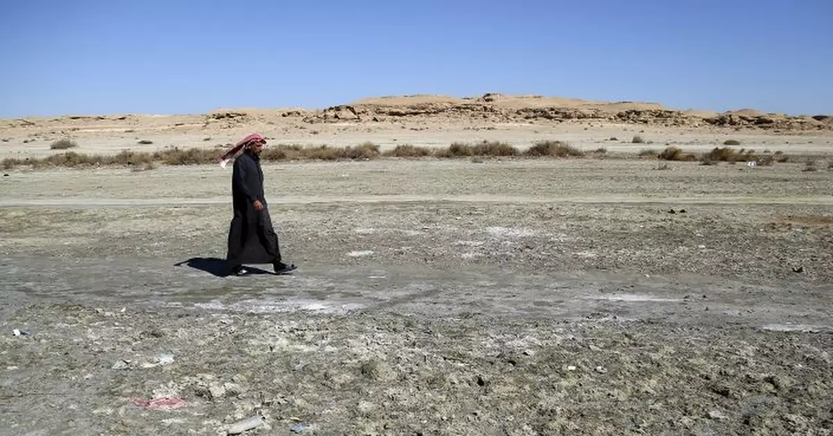 Iraq’s second largest lake drying up, turning up dead fish