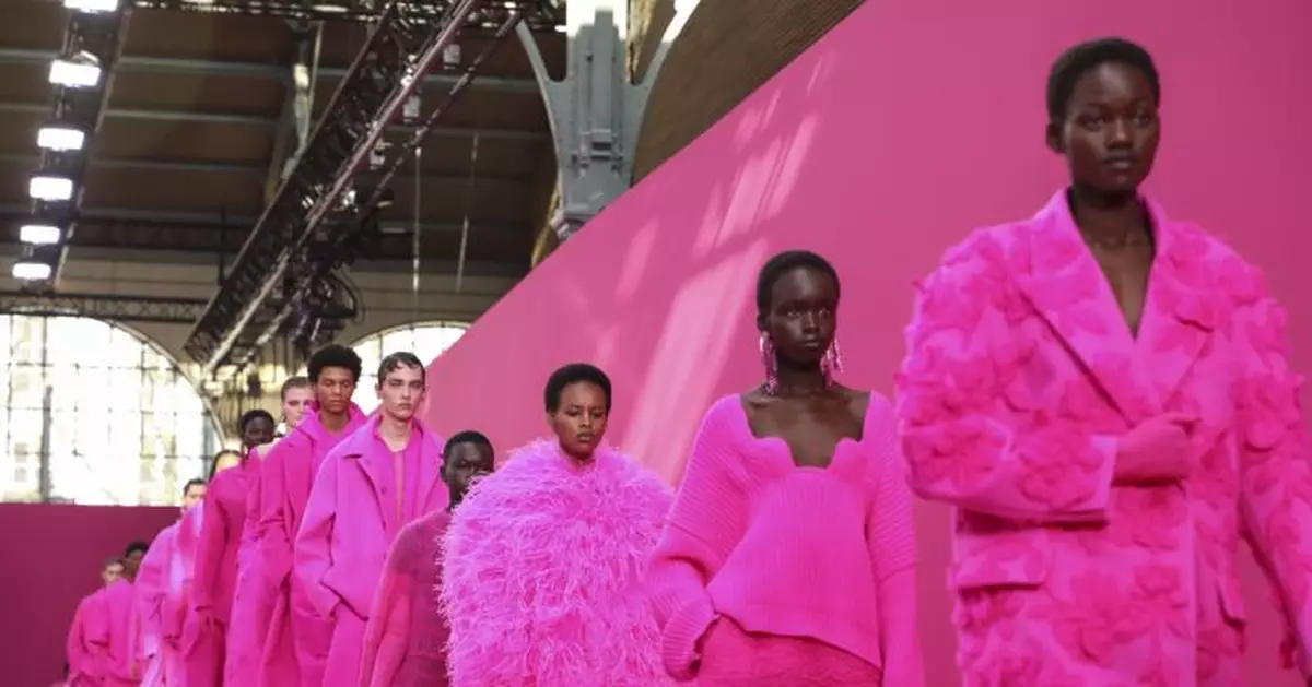 Valentino gets &#039;pretty in pink&#039; in bold Paris show