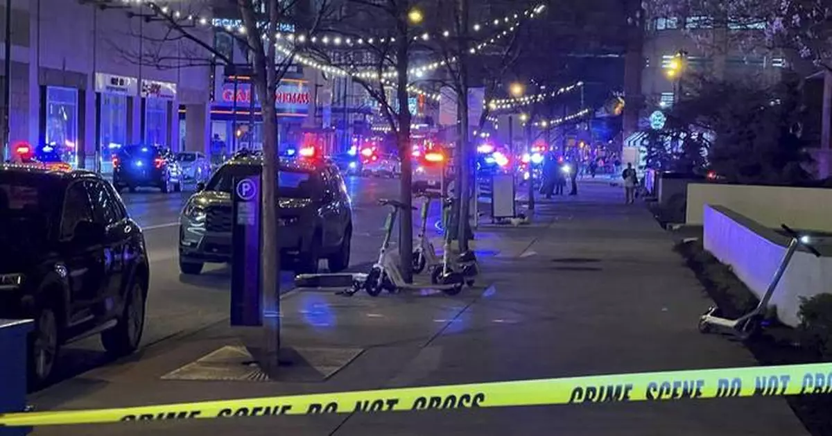 Shooting outside downtown Indianapolis mall wounds 7 youths, police say