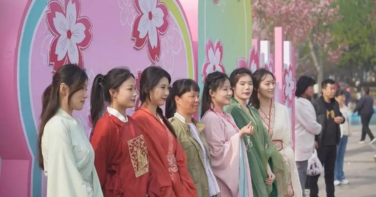 Spring blooms boost tourism across China