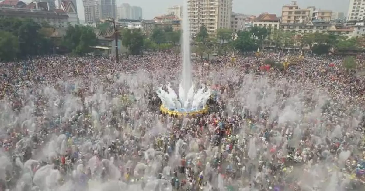 Dai people in Yunnan celebrate water-splashing festival