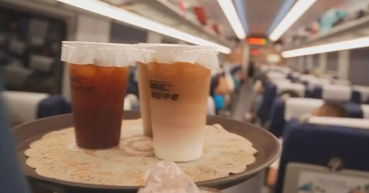 Train on China-Laos Railway offers passengers with gastronomic delights