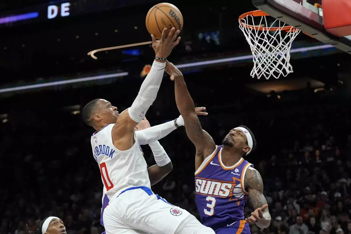 Clippers build 31-point lead in first quarter, hold on late to beat Suns  105-92