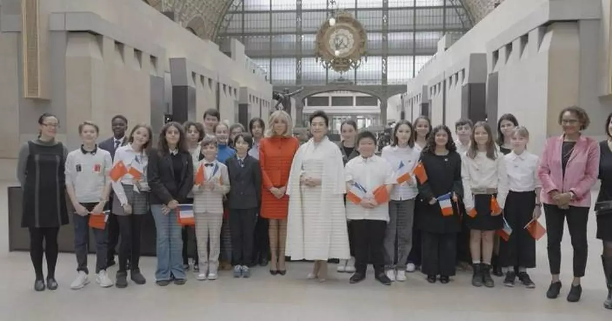 Peng Liyuan, French first lady visit Orsay Museum