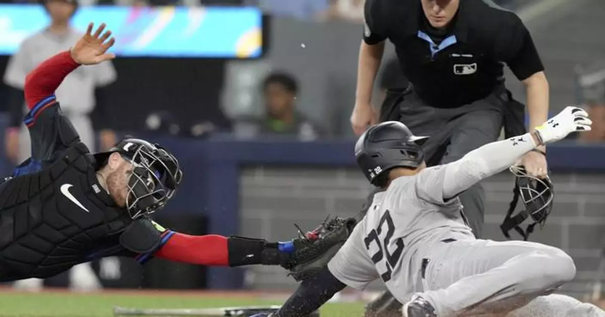 Yankees' Juan Soto sits out loss to Blue Jays because of bruised right hand