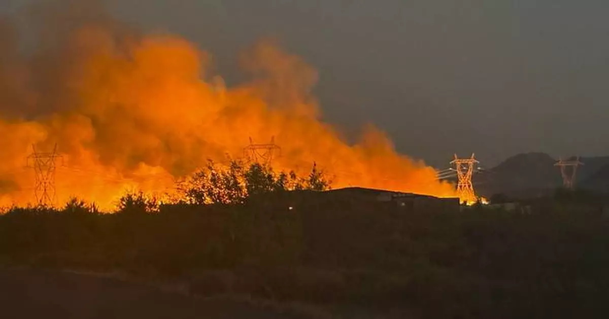 Arizona wildfire advances after forcing evacuations near Phoenix