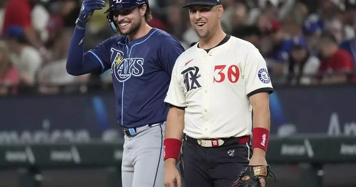 Mother of big league Lowe brothers sees them face each other for 1st time since her cancer diagnosis