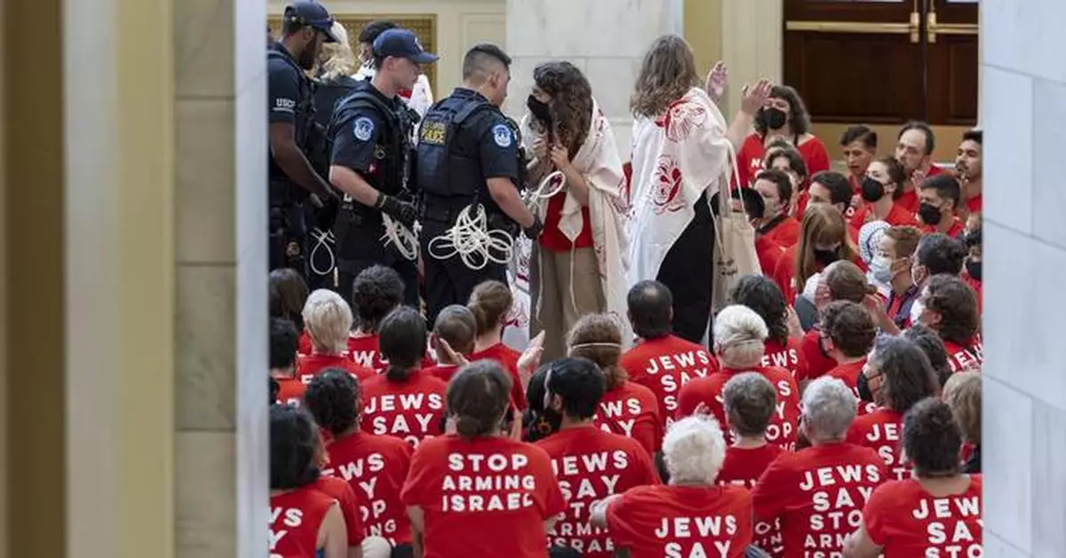 Demonstrators stage mass protest against Netanyahu visit and US military aid to Israel