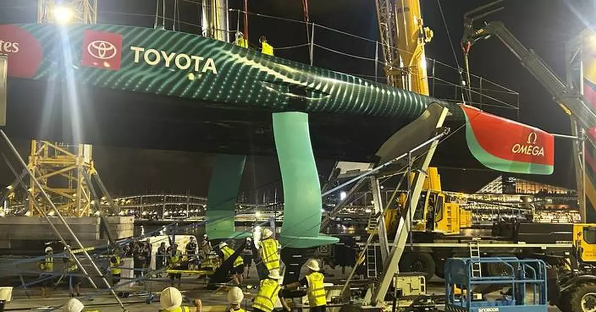 New Zealand replacing part of boat's hull after it was dropped by crane on 1st day of America's Cup