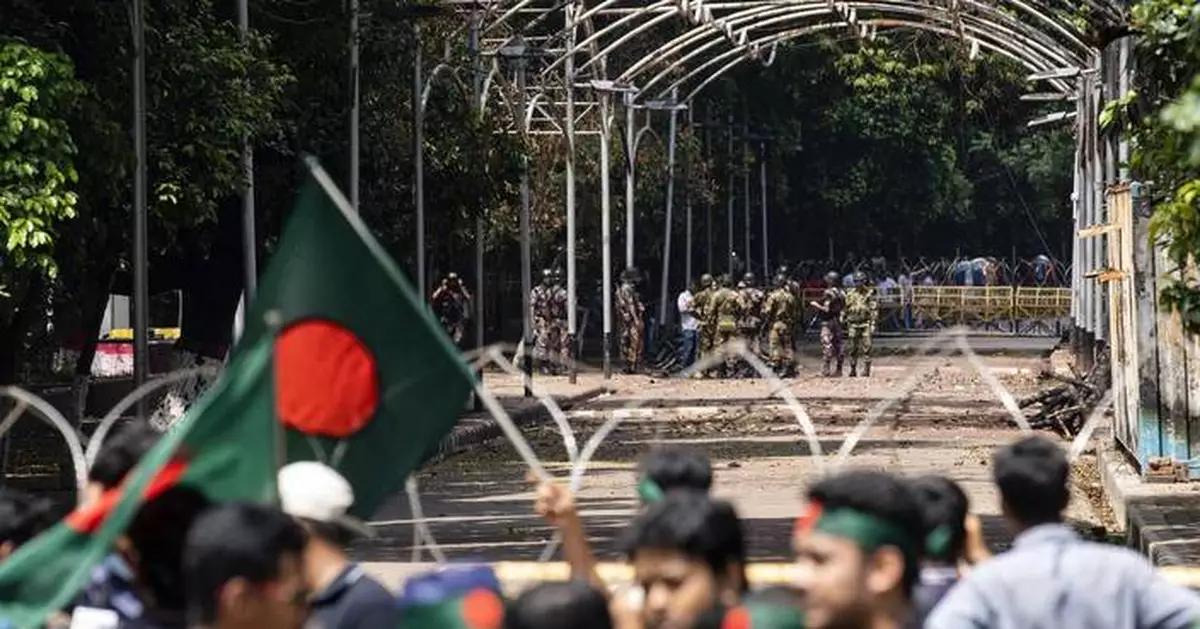 Bangladeshi protesters attack supporters of ex-premier Hasina and harass journalists