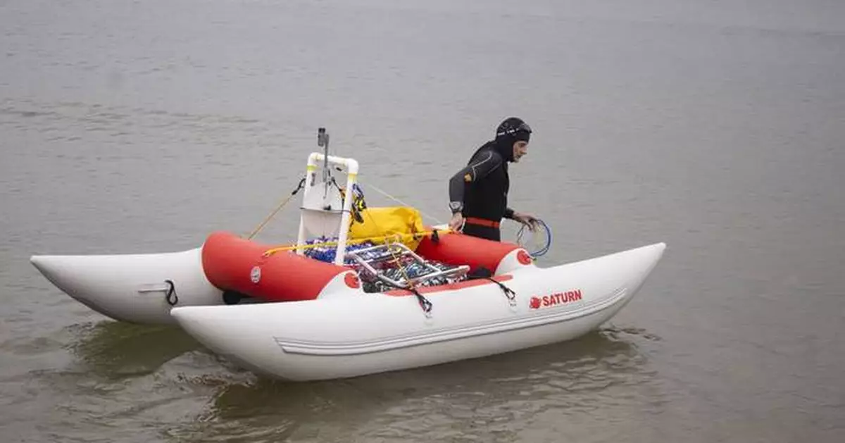 Marathon swimmer says he quit Lake Michigan swim after going in wrong direction with dead GPS