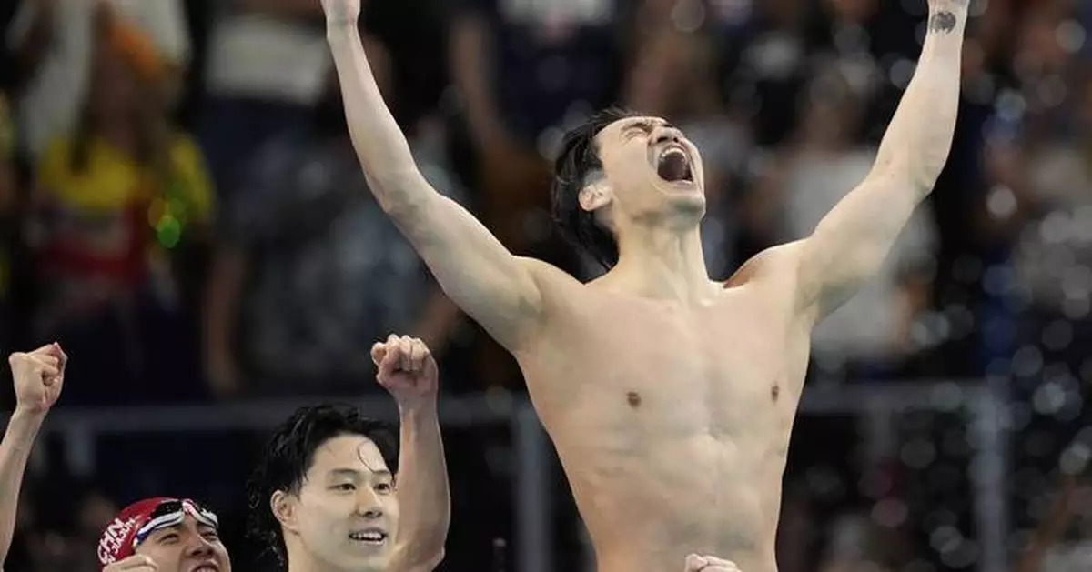 On a wild final night of swimming, U.S. sets two world records, edges Australia in gold-medal race