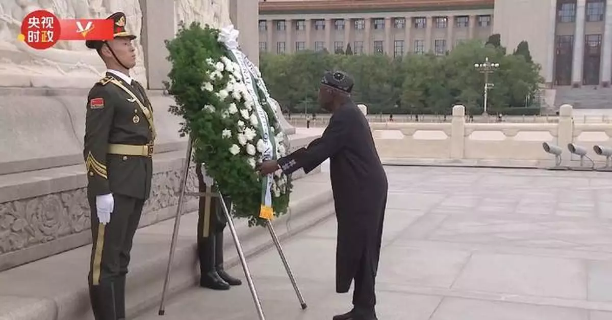 Nigerian president lays wreath at Monument to People's Heroes in Beijing