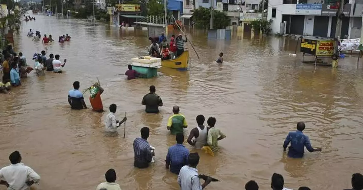 Heavy monsoon rains and floods kill at least 33 in south India and 5 children in Pakistan this week