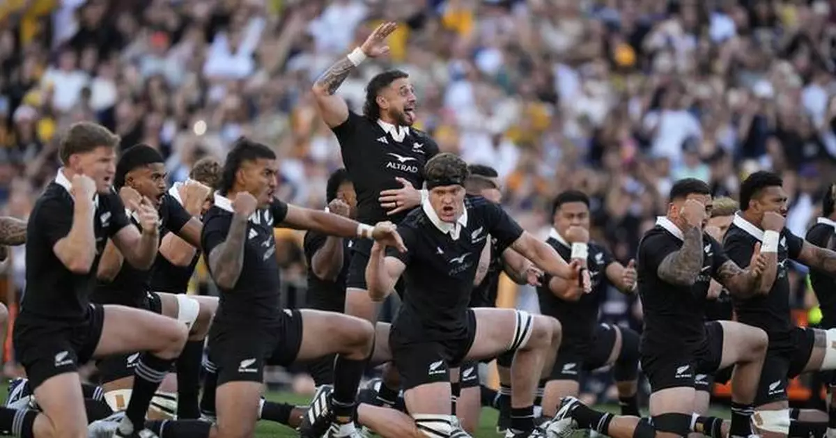 All Blacks hold on with 13 men to beat Wallabies 31-28 and retain Bledisloe Cup