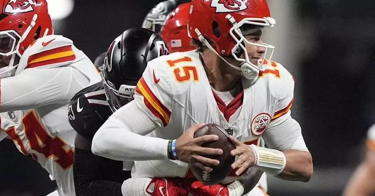 Mahomes throws 2 touchdown passes and the Chiefs' defense preserves a 22-17 win over the Falcons