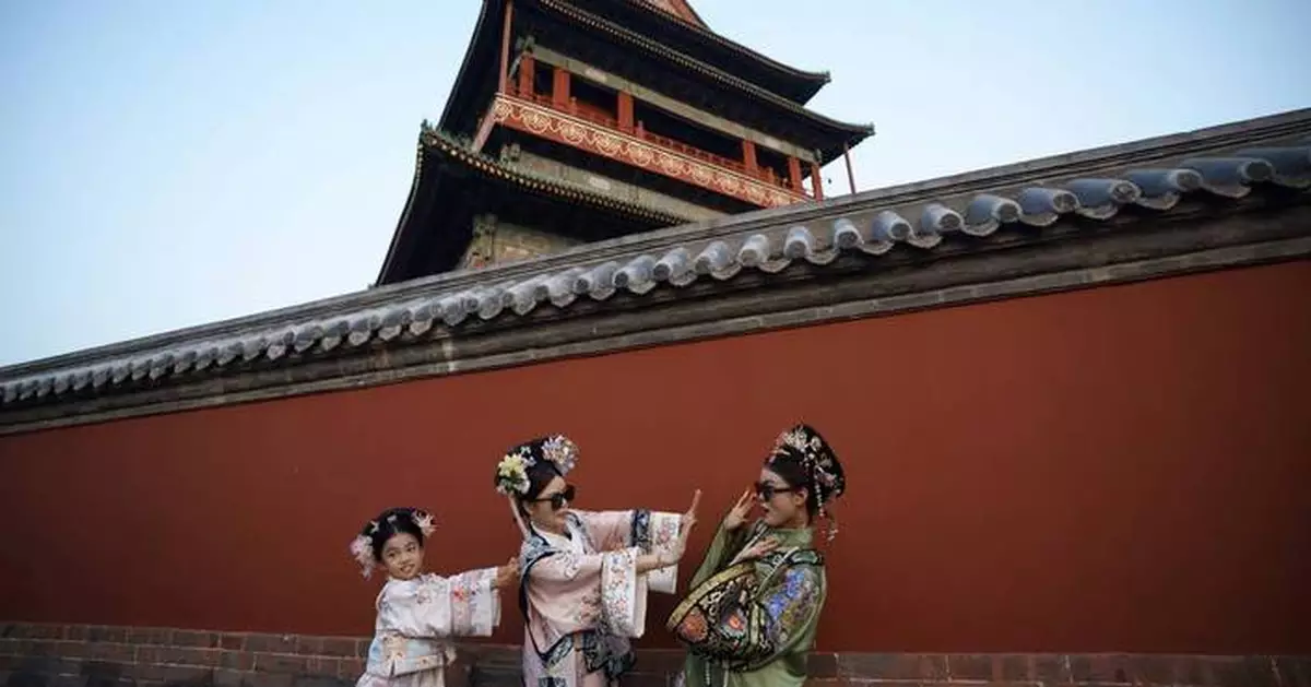 AP PHOTOS: Beijing's imperial palace bustles with throngs of visitors in Qing dynasty costumes