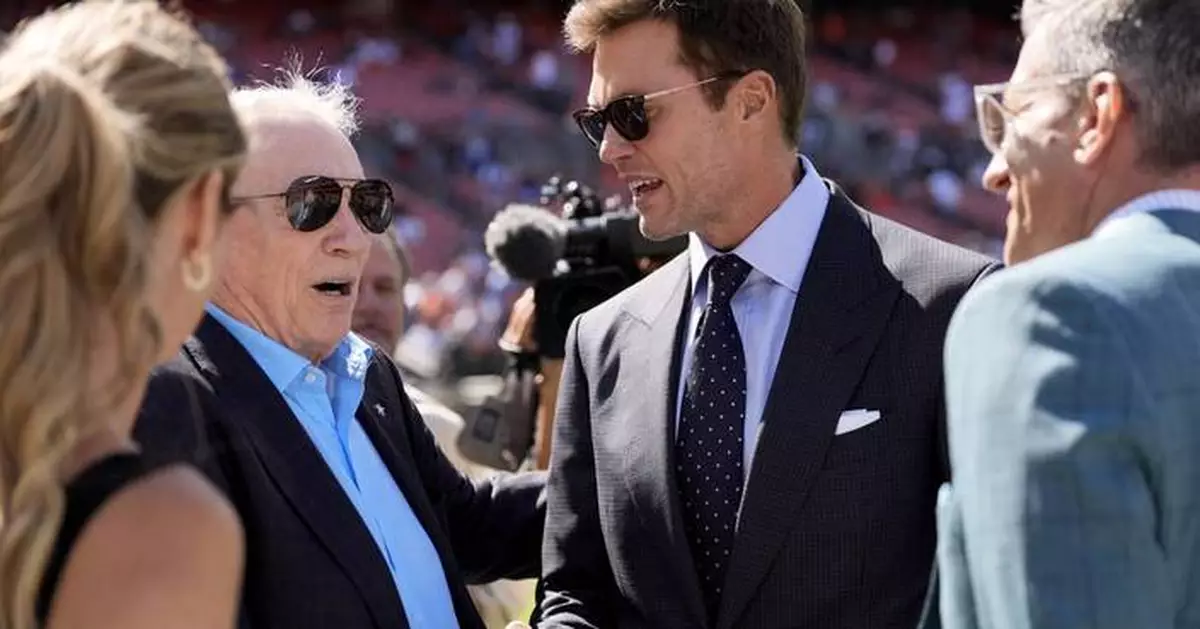 Tom Brady takes awkward first steps in his transition from the football field to the TV booth