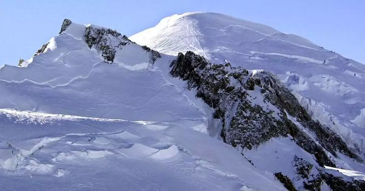 2 Italian and 2 South Korean climbers are found dead close to Mont Blanc's summit