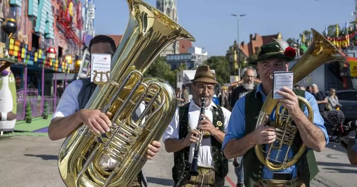 Oktoberfest is almost open. Beer lovers are lining up in Munich ahead of the ceremonial keg-tapping