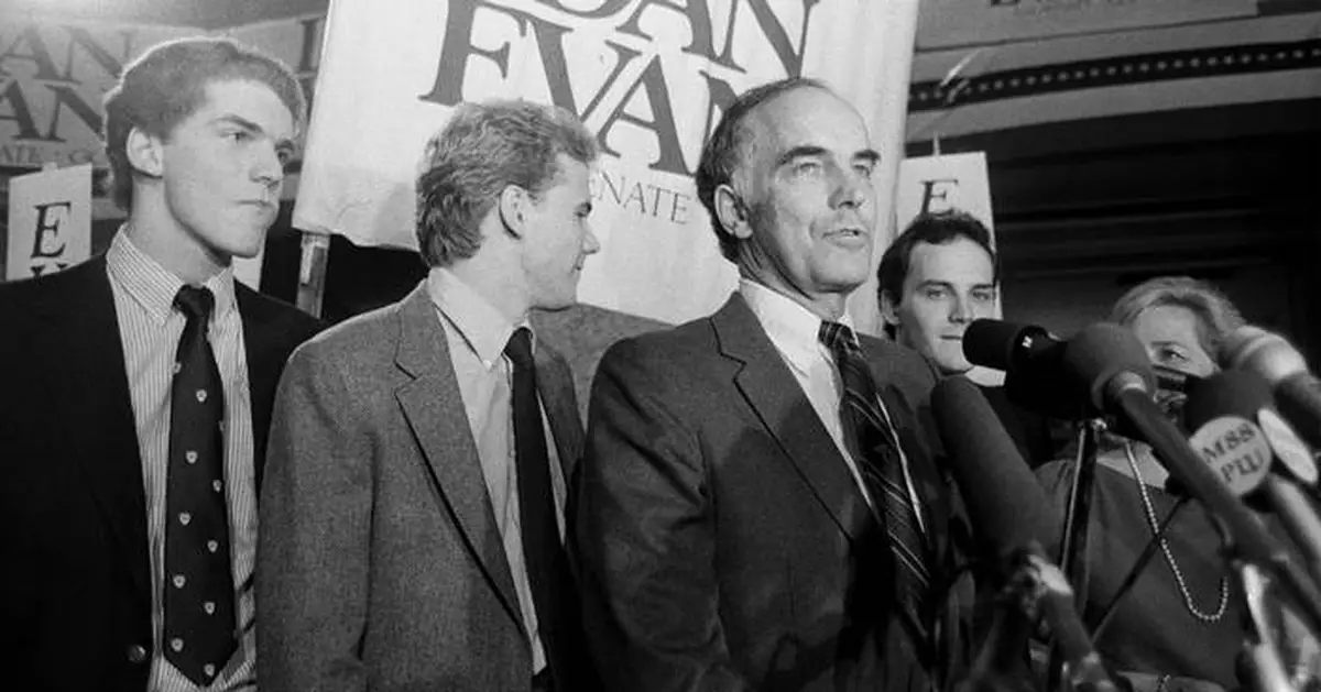 Dan Evans, former Republican governor of Washington and US senator, dies at 98