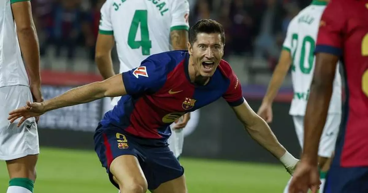 Lewandowski scores his 7th goal to give Barcelona its 7th straight win in Spanish league