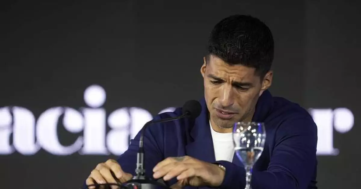 Tearful Suárez retires from Uruguay's national team at age 37