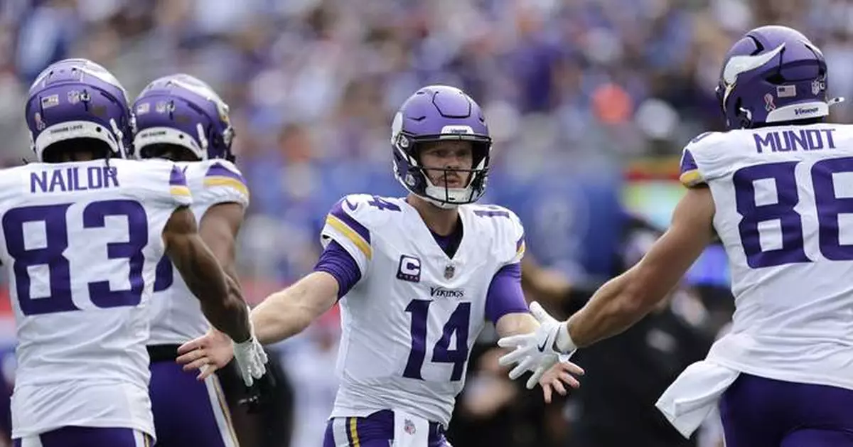 Darnold throws 2 TD passes and Van Ginkel scores on a 1-handed INT as Vikings easily top Giants 28-6