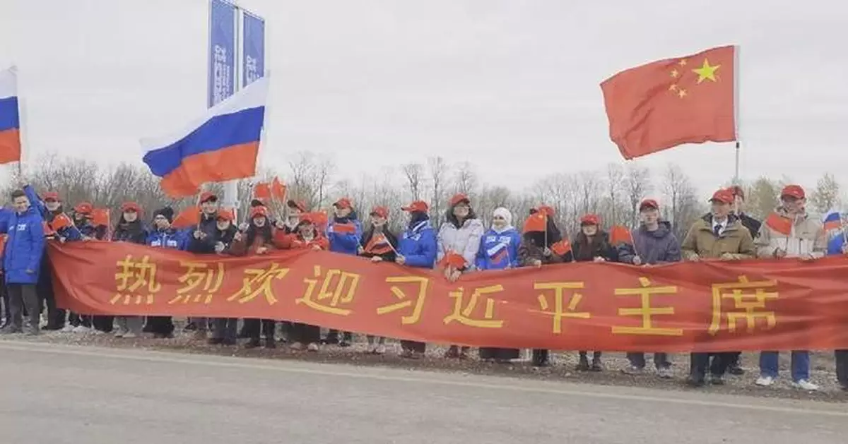 People gathering along street in Kazan to welcome Xi