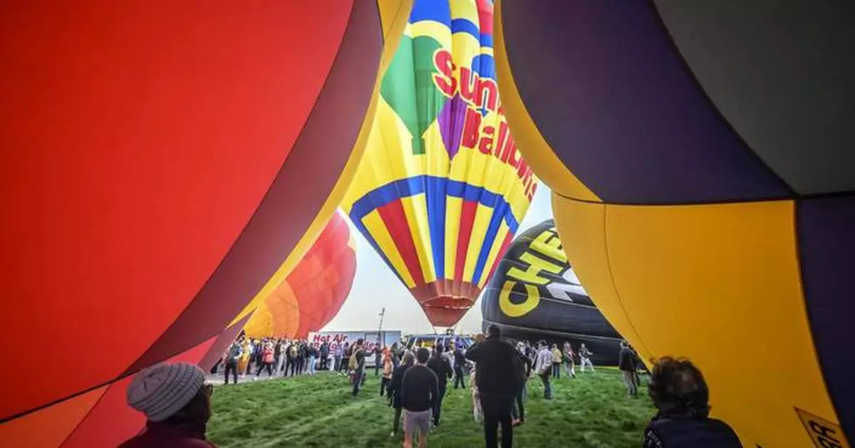 Hot-air balloon bumps line, causing brief power outage during Albuquerque balloon fiesta