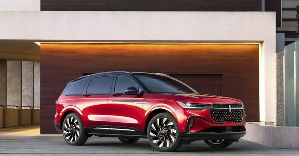 Luxury SUV test: Edmunds compares the Lincoln Nautilus and Mercedes-Benz GLC