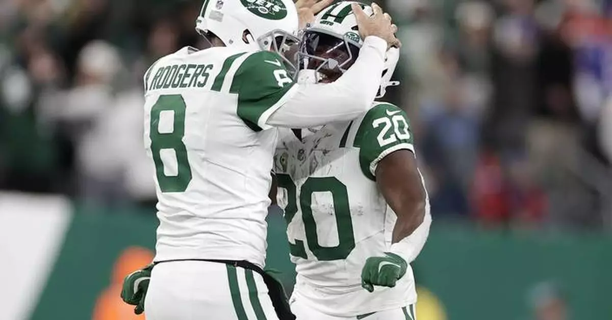 Jets' Aaron Rodgers throws a 52-yard Hail Mary to Allen Lazard to end the first half vs. Bills