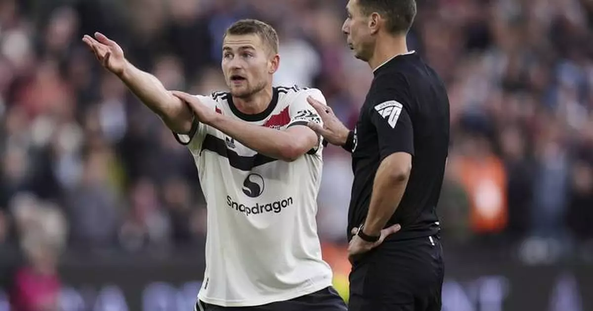 Man United misses open goal and concedes late penalty in loss at West Ham. Palmer shines for Chelsea