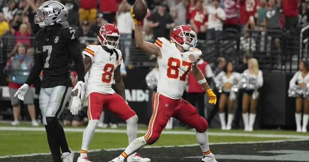 Mahomes passes for 262 yards and 2 TDs, Chiefs beat Raiders 27-20 to improve to 7-0