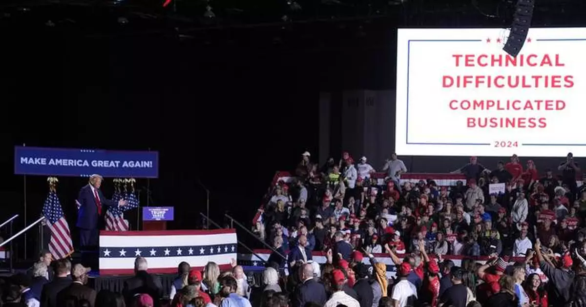 A failed mic leaves Donald Trump pacing the stage in silence for nearly 20 minutes