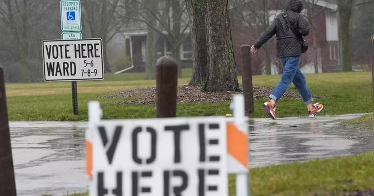 Obama and Walz urge Democrats to vote early in battleground Wisconsin