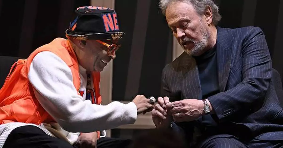 Billy Crystal and Spike Lee take their places at the Hall of Fame as basketball superfans