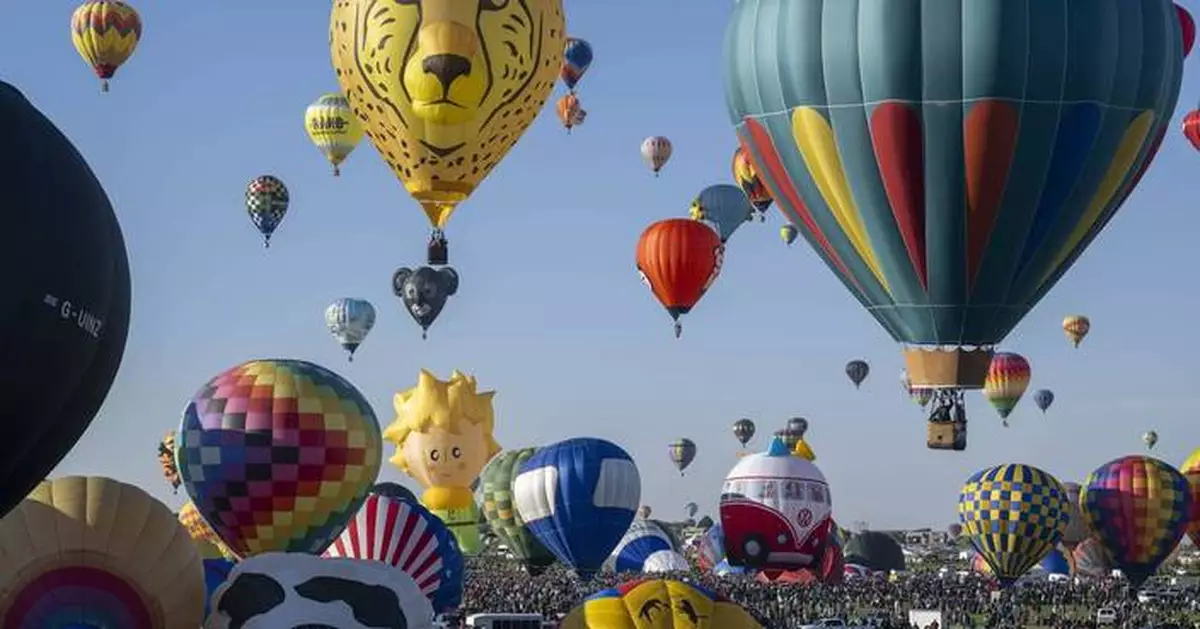 International fiesta fills New Mexico's sky with colorful hot air balloons