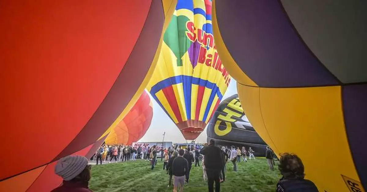 'Magical' flotilla of hot air balloons take flight at international fiesta amid warm temperatures